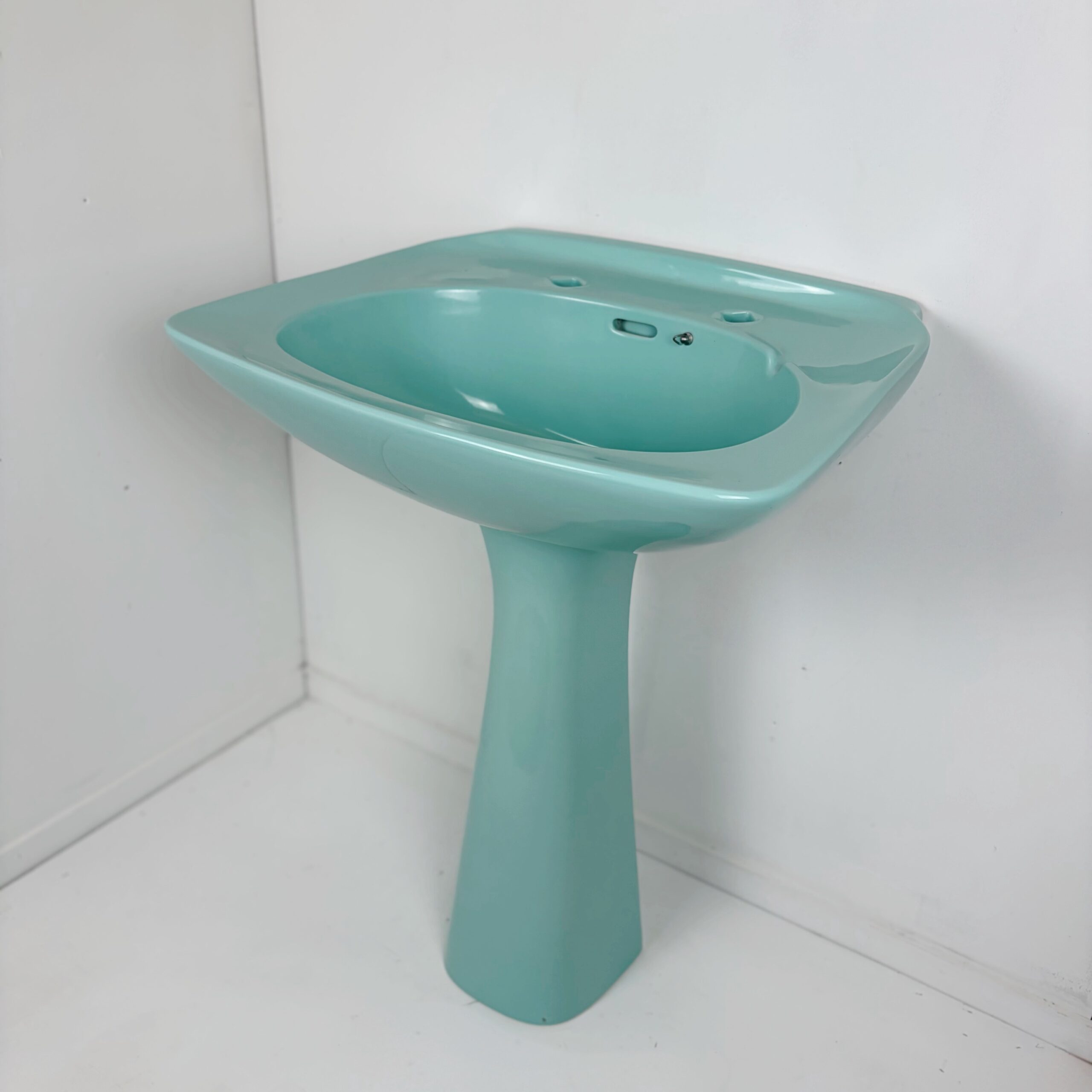 Johnson Bros Turquoise Pedestal Sink - Image 2