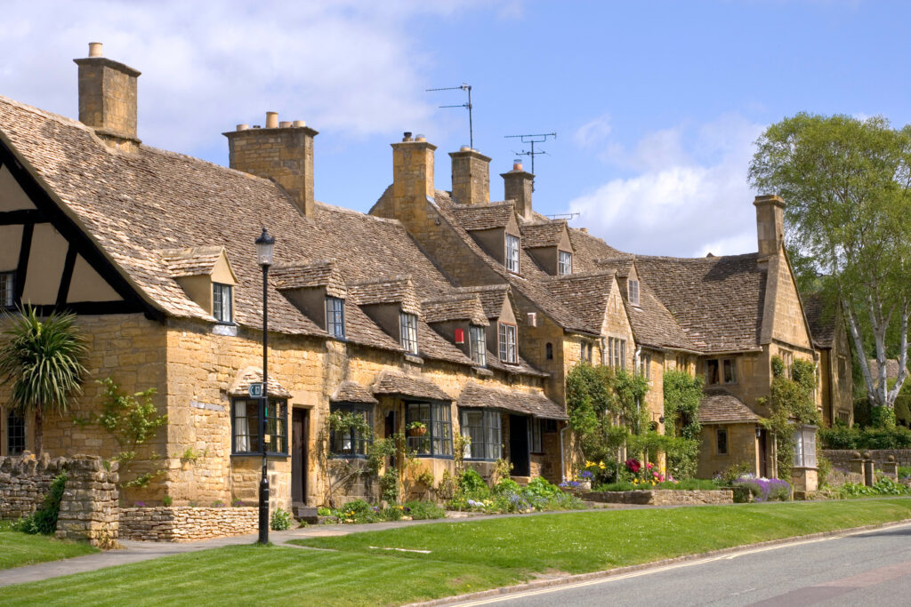 A row of pretty honey coloured stone cottages in Broadway, Worcestershire, Cotswolds, UK