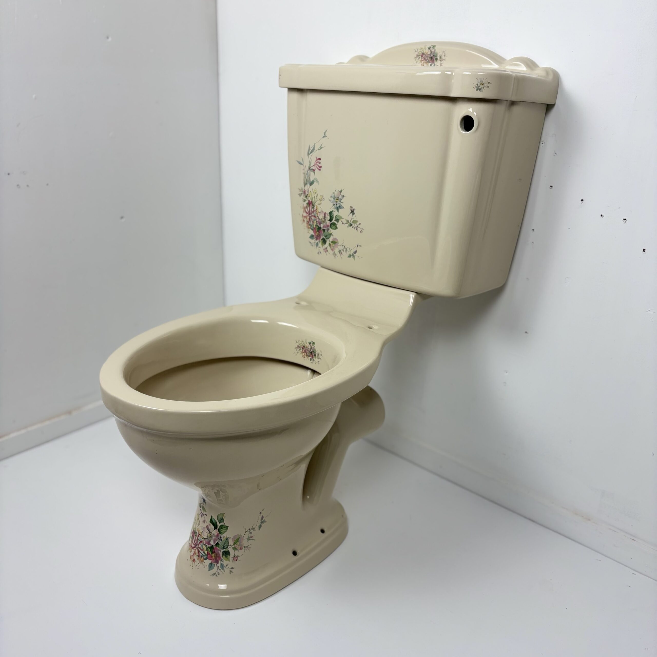 Floral Champagne Traditional Close Coupled Toilet - Image 3