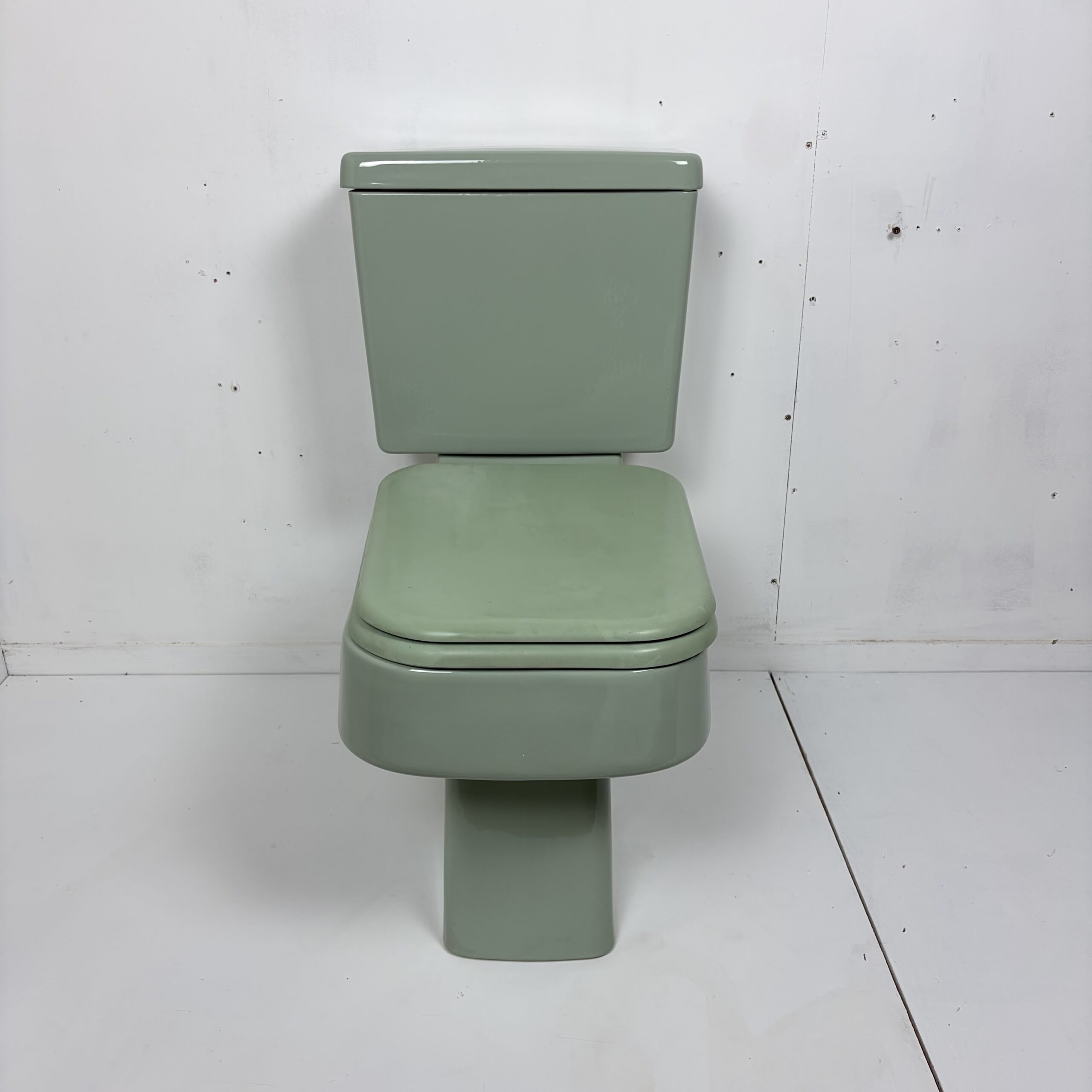 Retro Square Shires Toilet in Willow Green - Image 3