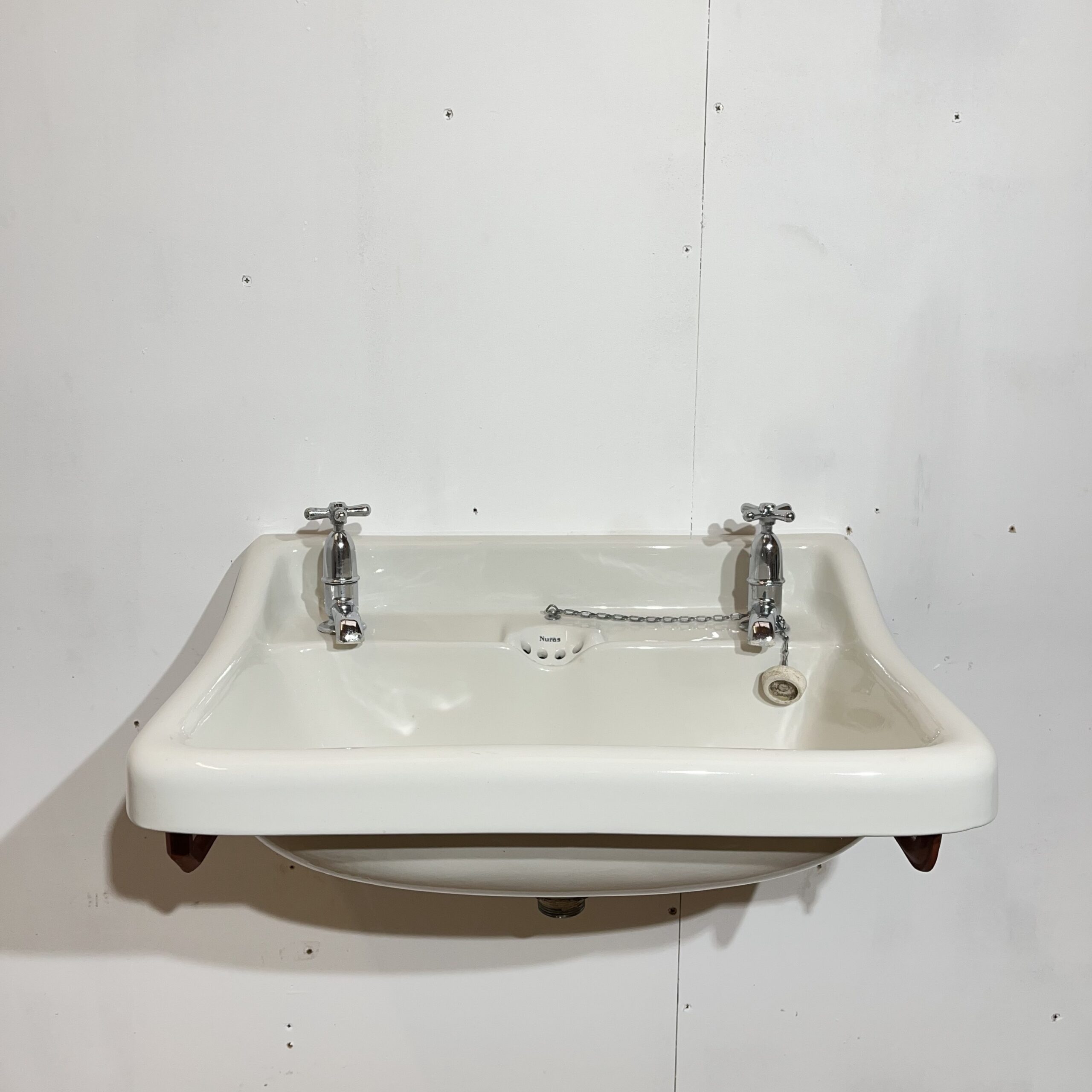 Johnson Brothers ‘Nuras’ Antique Wall Mounted Basin - Image 2