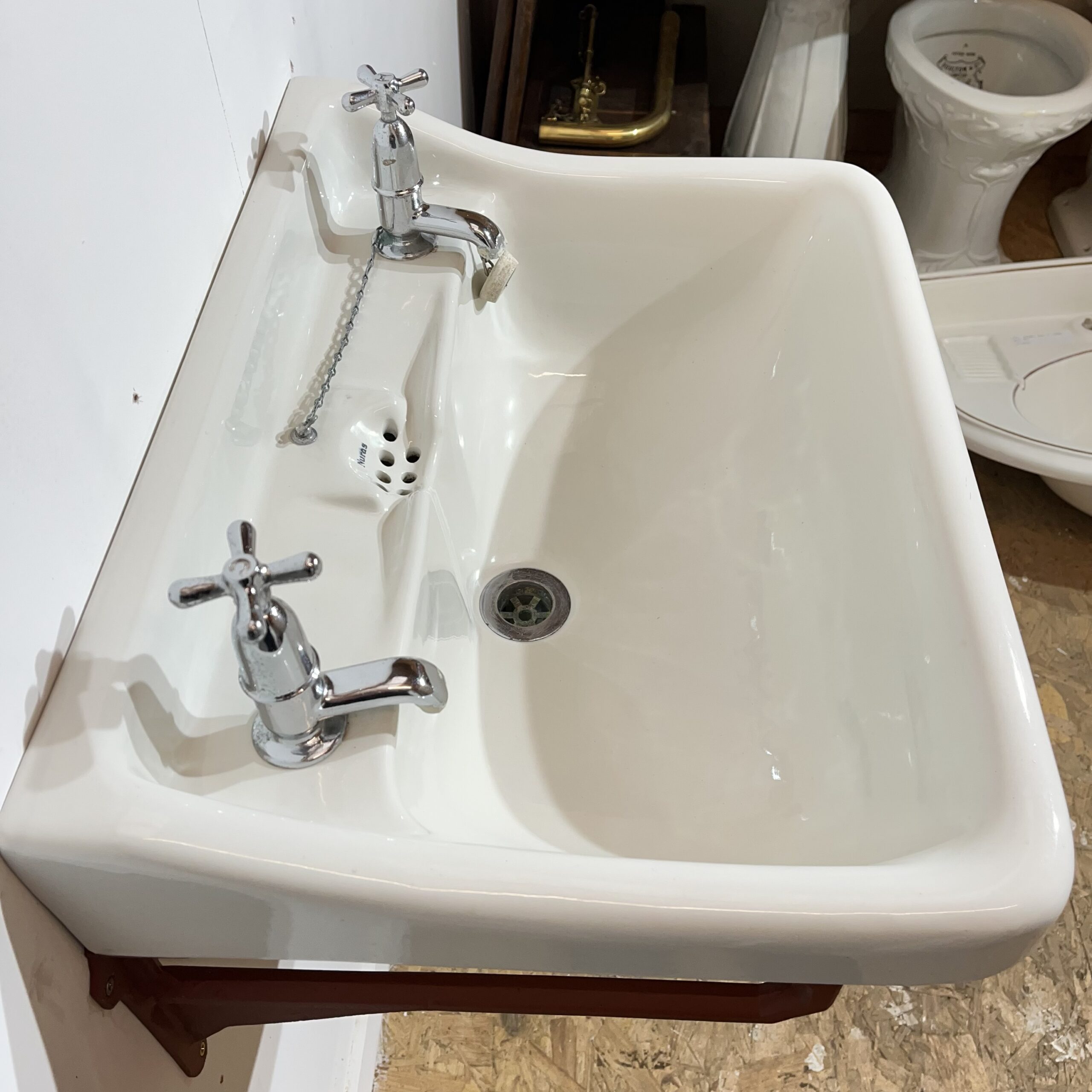 Johnson Brothers ‘Nuras’ Antique Wall Mounted Basin - Image 3