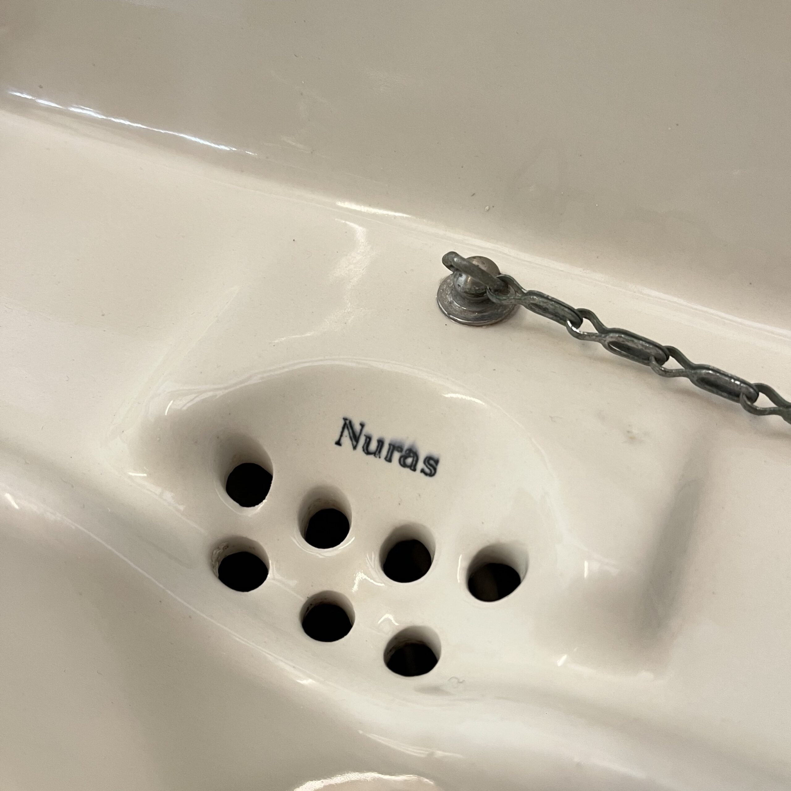 Johnson Brothers ‘Nuras’ Antique Wall Mounted Basin - Image 5