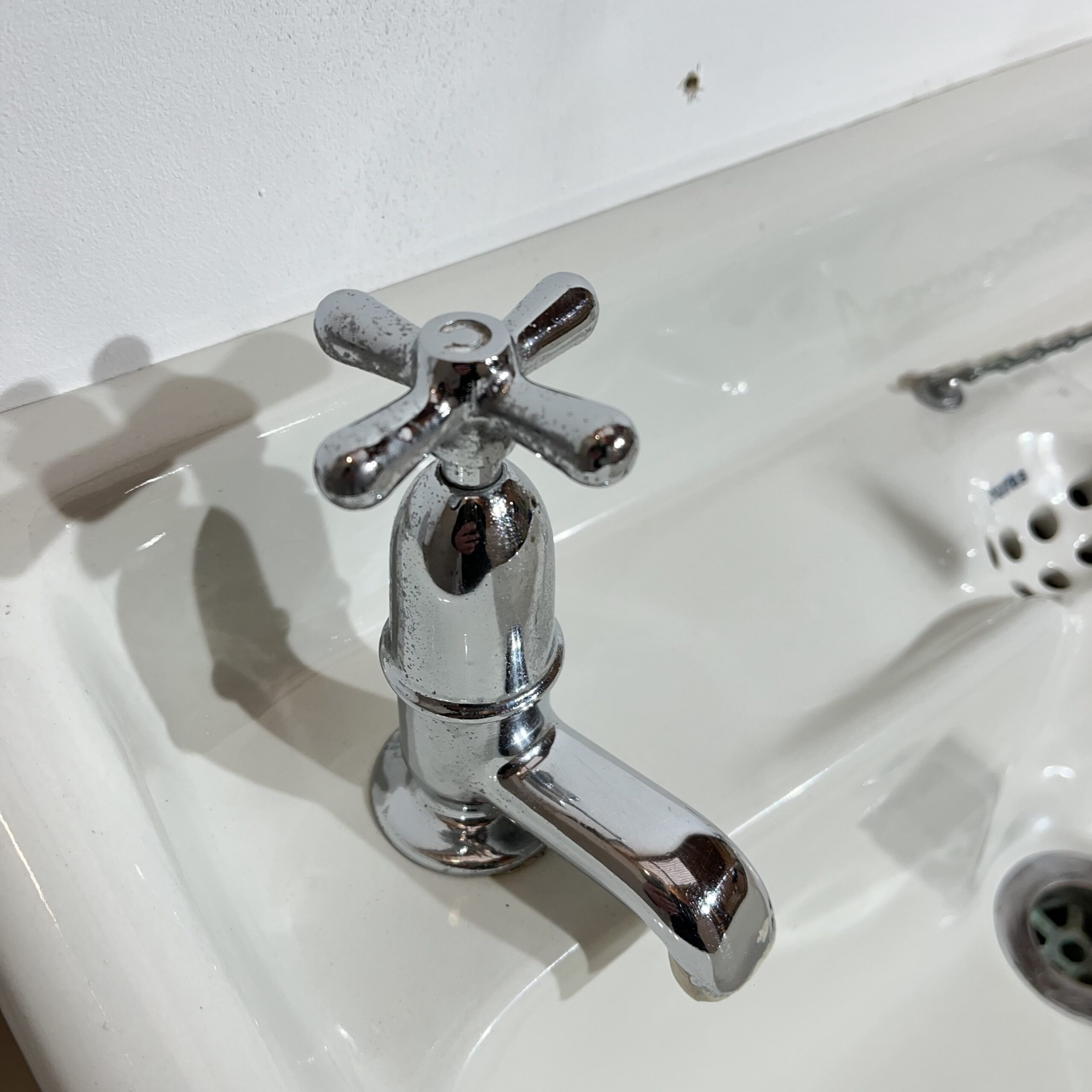 Johnson Brothers ‘Nuras’ Antique Wall Mounted Basin - Image 4