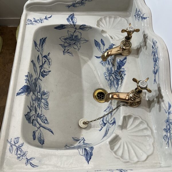 Victorian Floral Blue and White Basin with Brackets and Antique Taps - Image 5
