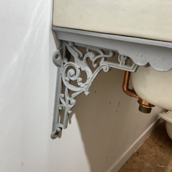 Victorian Floral Blue and White Basin with Brackets and Antique Taps - Image 4